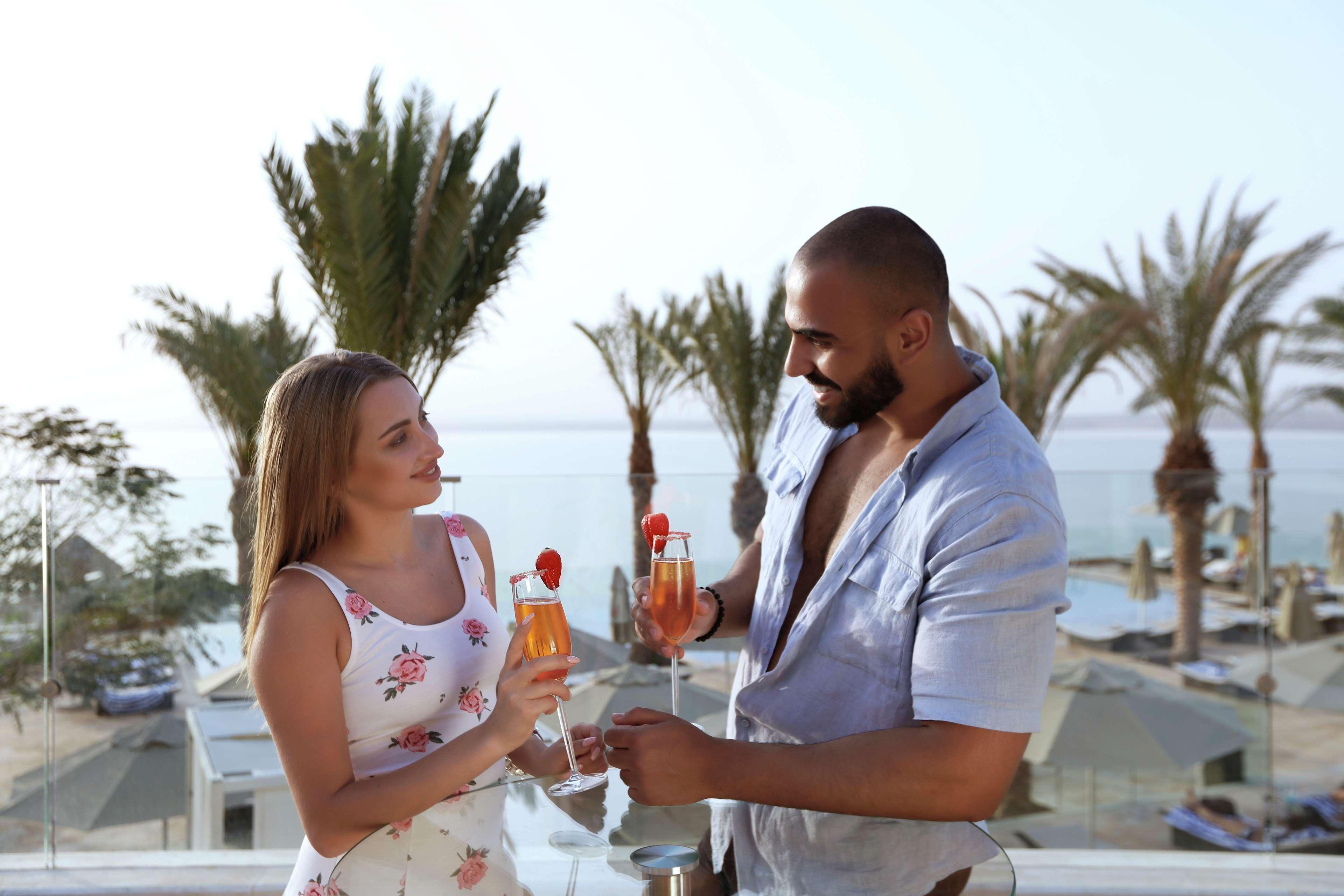 Hilton Dead Sea Resort & Spa Sweimeh Екстериор снимка A couple drinking cocktails