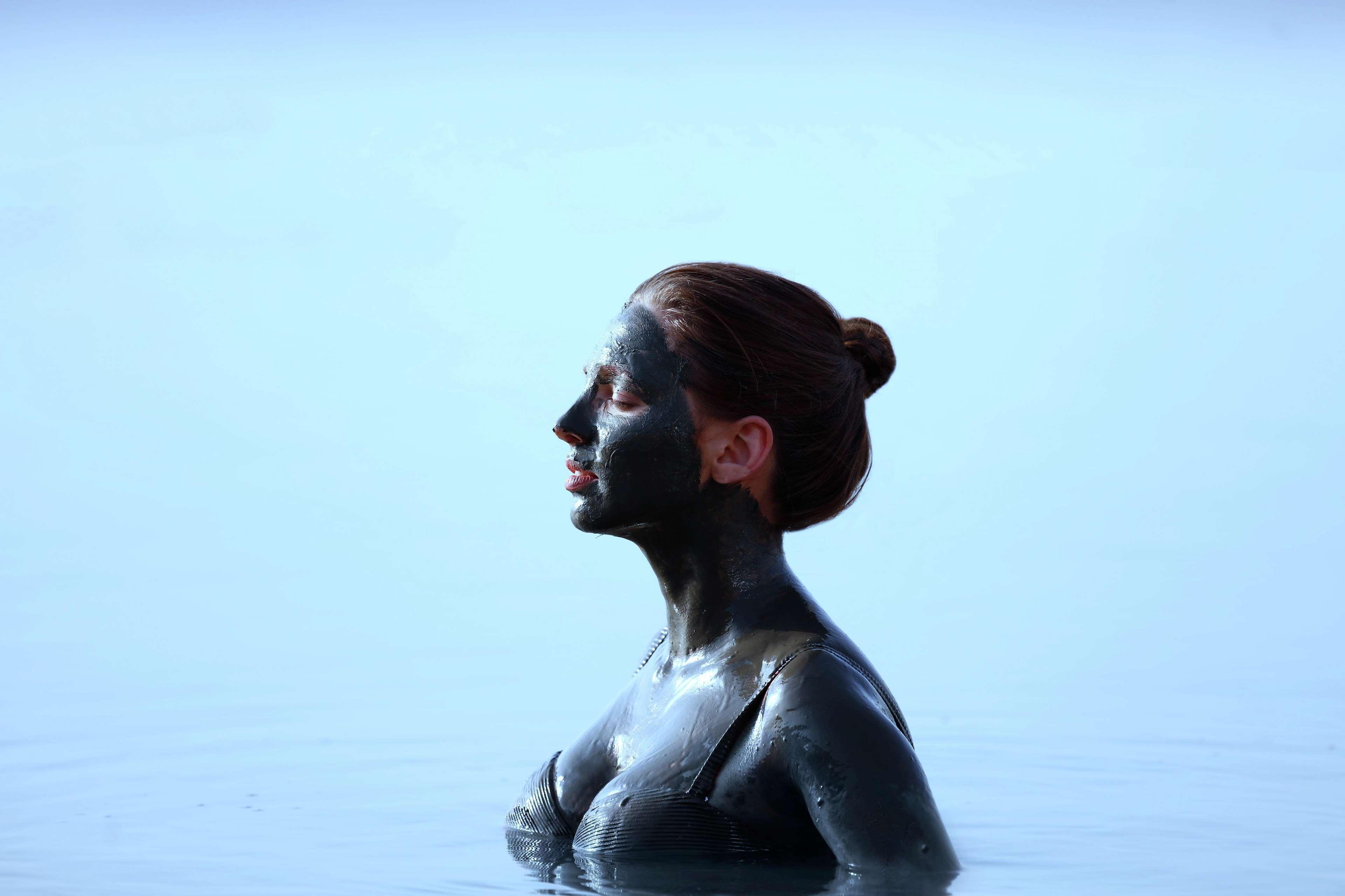 Hilton Dead Sea Resort & Spa Sweimeh Екстериор снимка Mud bath at the Dead Sea