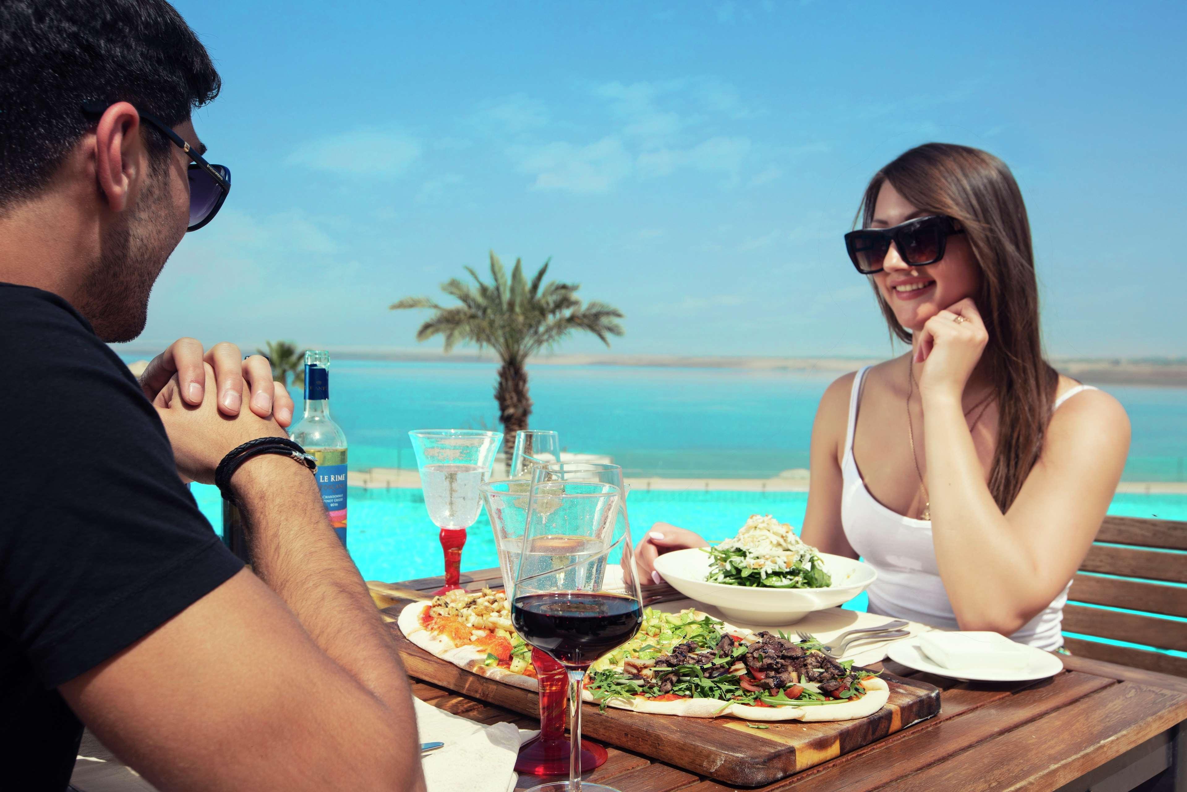 Hilton Dead Sea Resort & Spa Sweimeh Екстериор снимка A couple dining at a restaurant