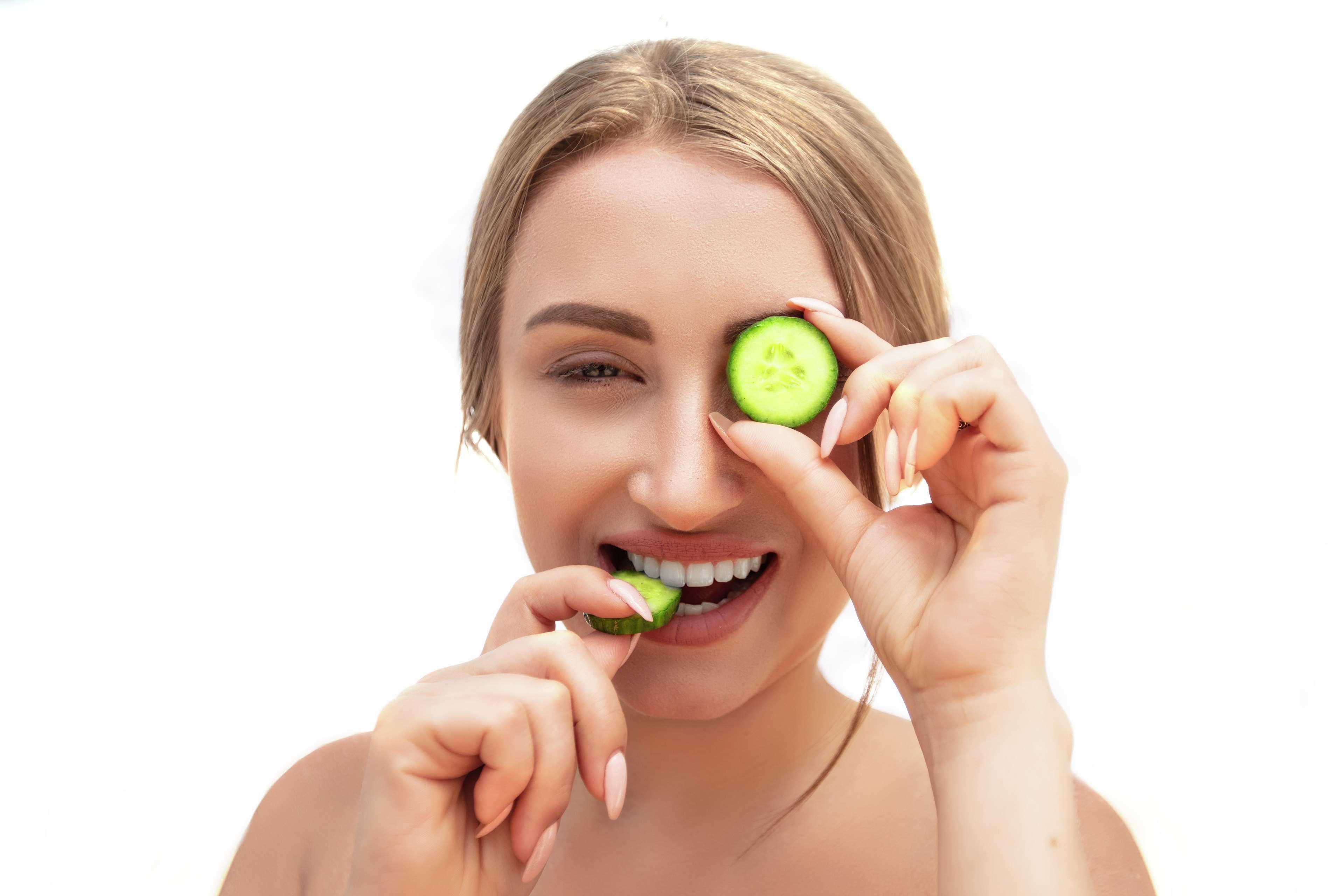 Hilton Dead Sea Resort & Spa Sweimeh Екстериор снимка A woman with cucumber slices