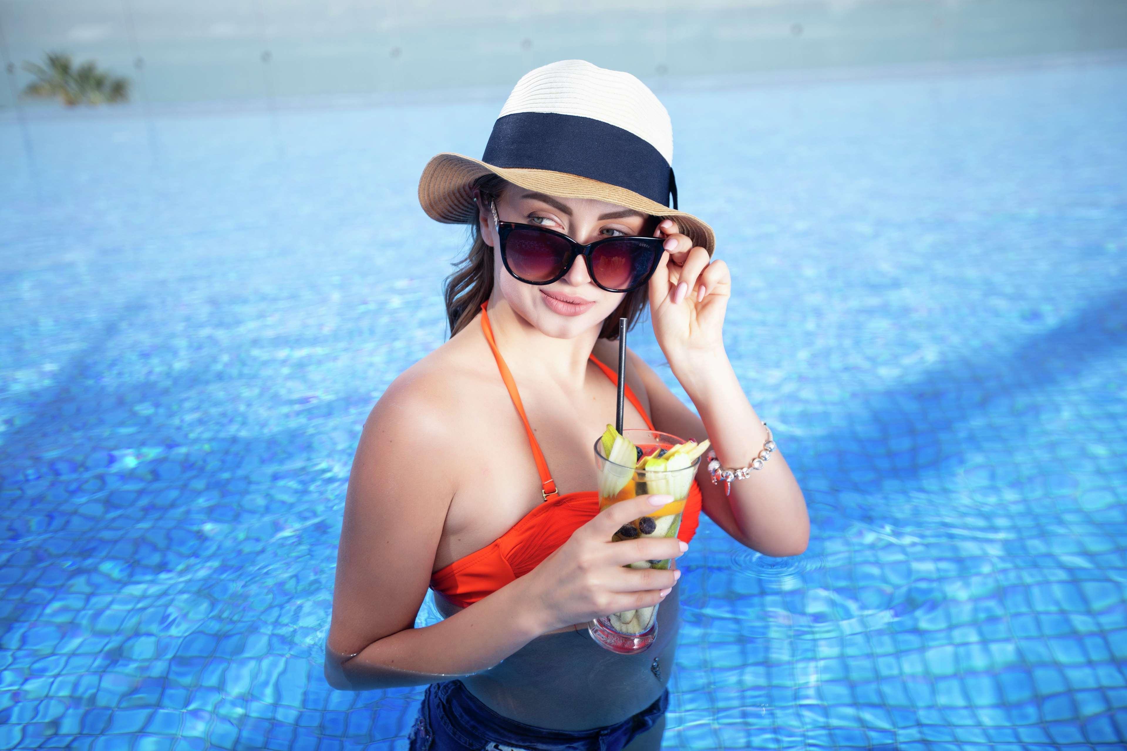 Hilton Dead Sea Resort & Spa Sweimeh Екстериор снимка A woman wearing a hat