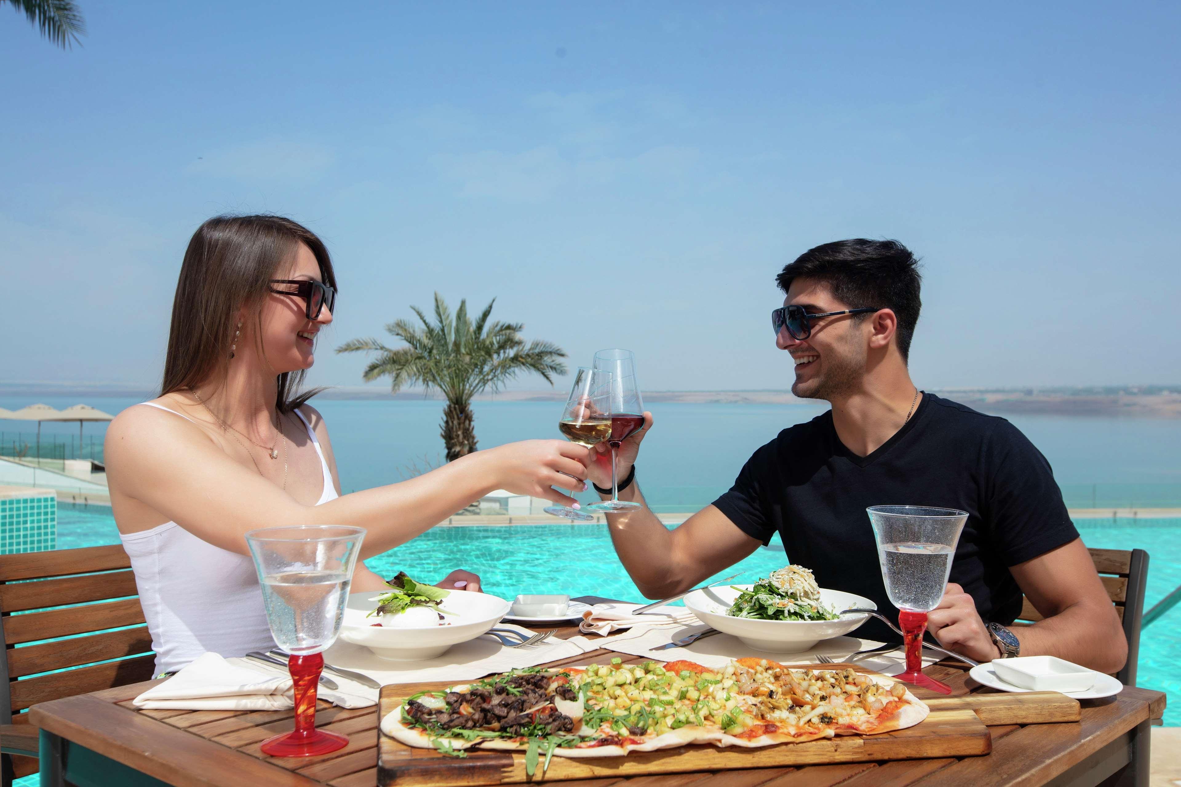 Hilton Dead Sea Resort & Spa Sweimeh Екстериор снимка A couple dining at a resort