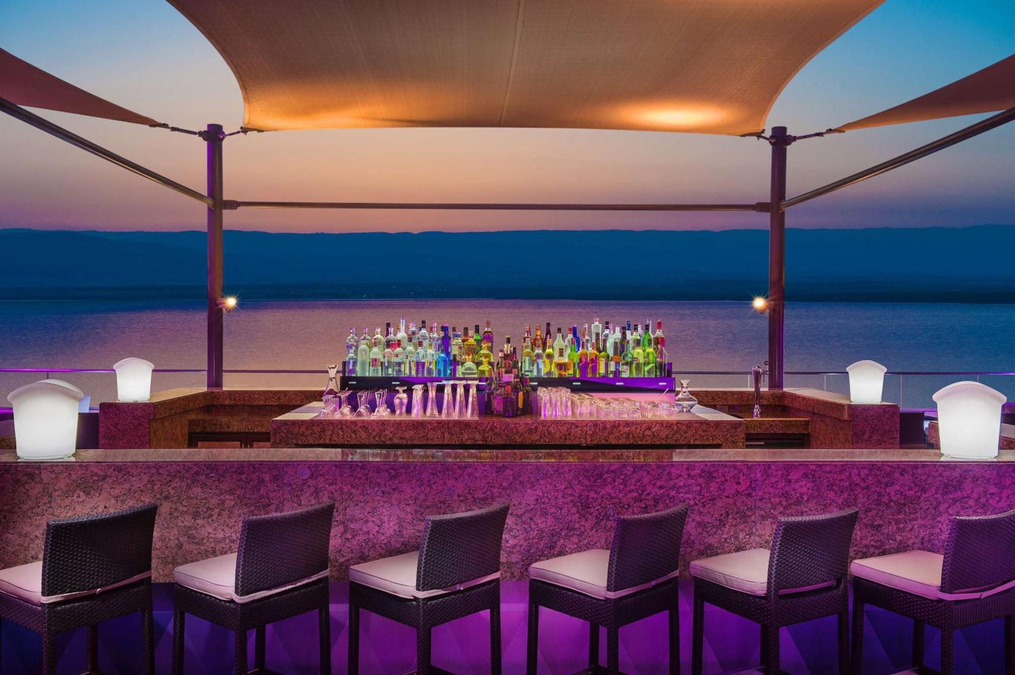 Hilton Dead Sea Resort & Spa Sweimeh Екстериор снимка Sky Bar