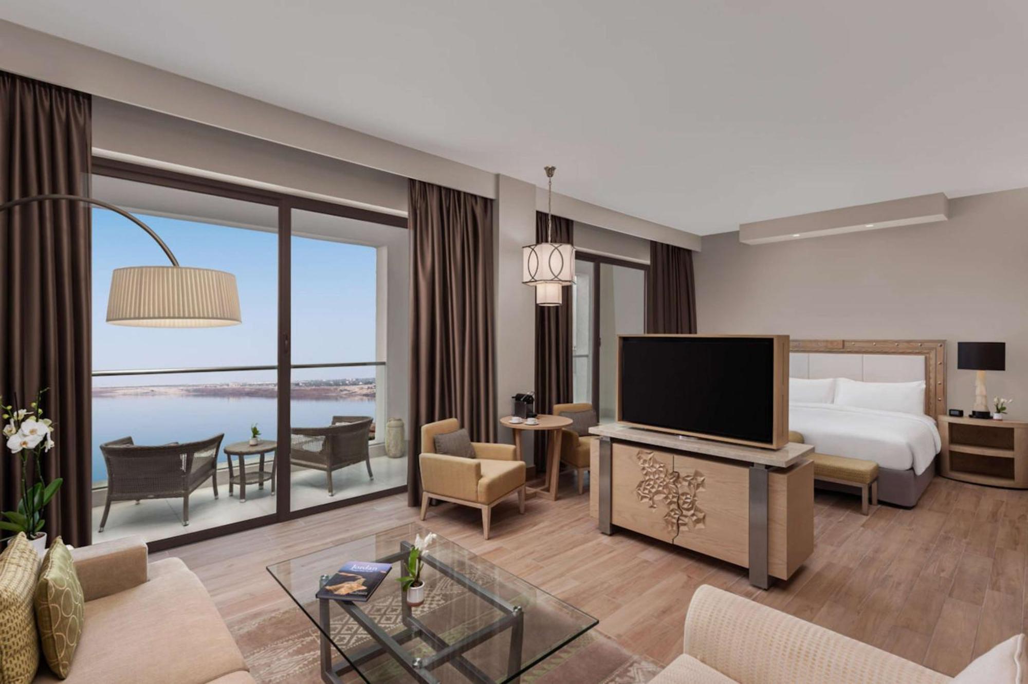 Hilton Dead Sea Resort & Spa Sweimeh Екстериор снимка A suite at the hotel