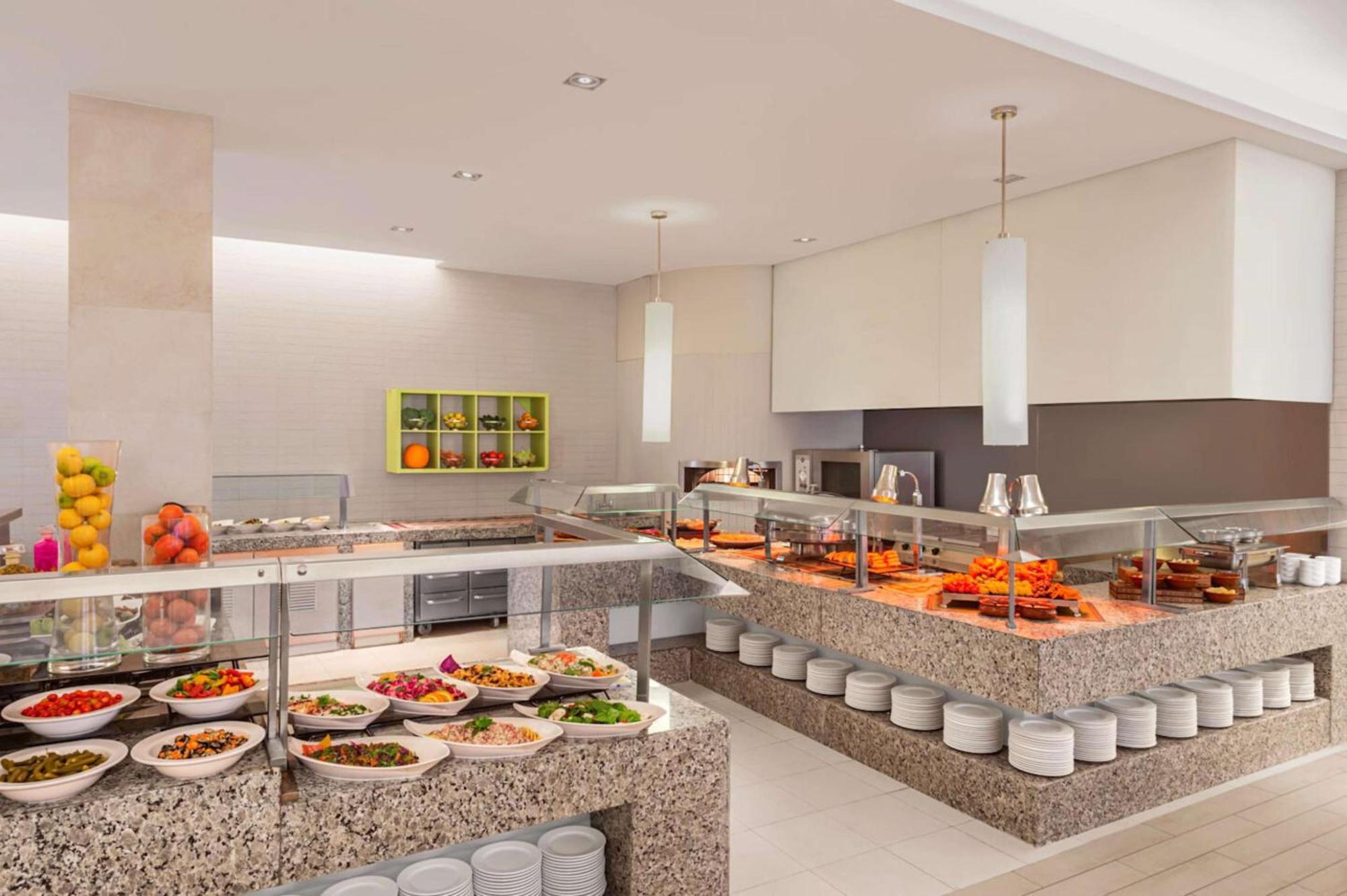 Hilton Dead Sea Resort & Spa Sweimeh Екстериор снимка The buffet at the hotel