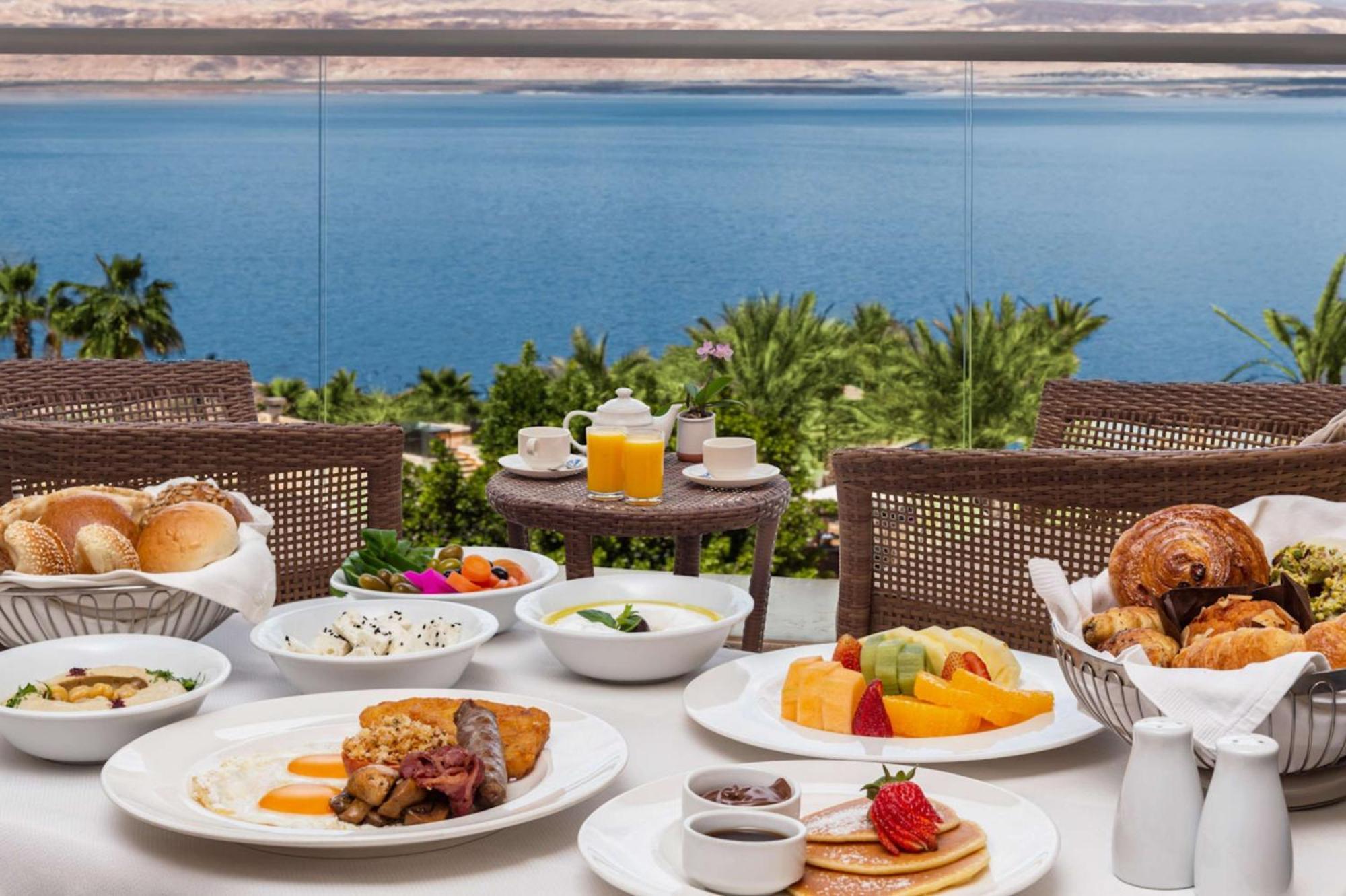 Hilton Dead Sea Resort & Spa Sweimeh Екстериор снимка A breakfast at the Dead Sea