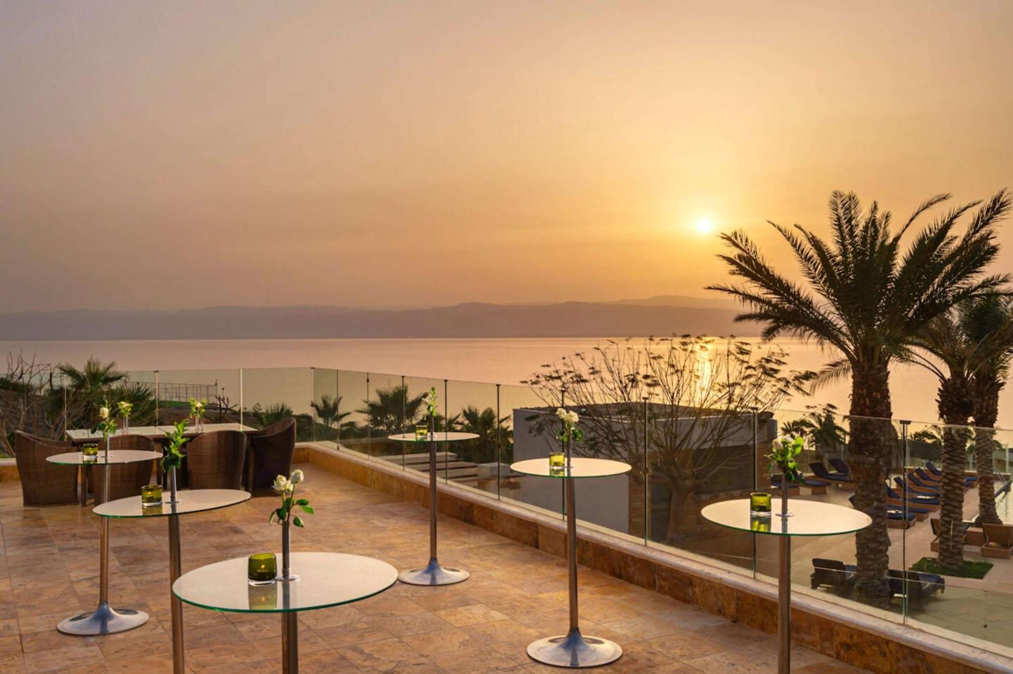 Hilton Dead Sea Resort & Spa Sweimeh Екстериор снимка Sunset at the Dead Sea